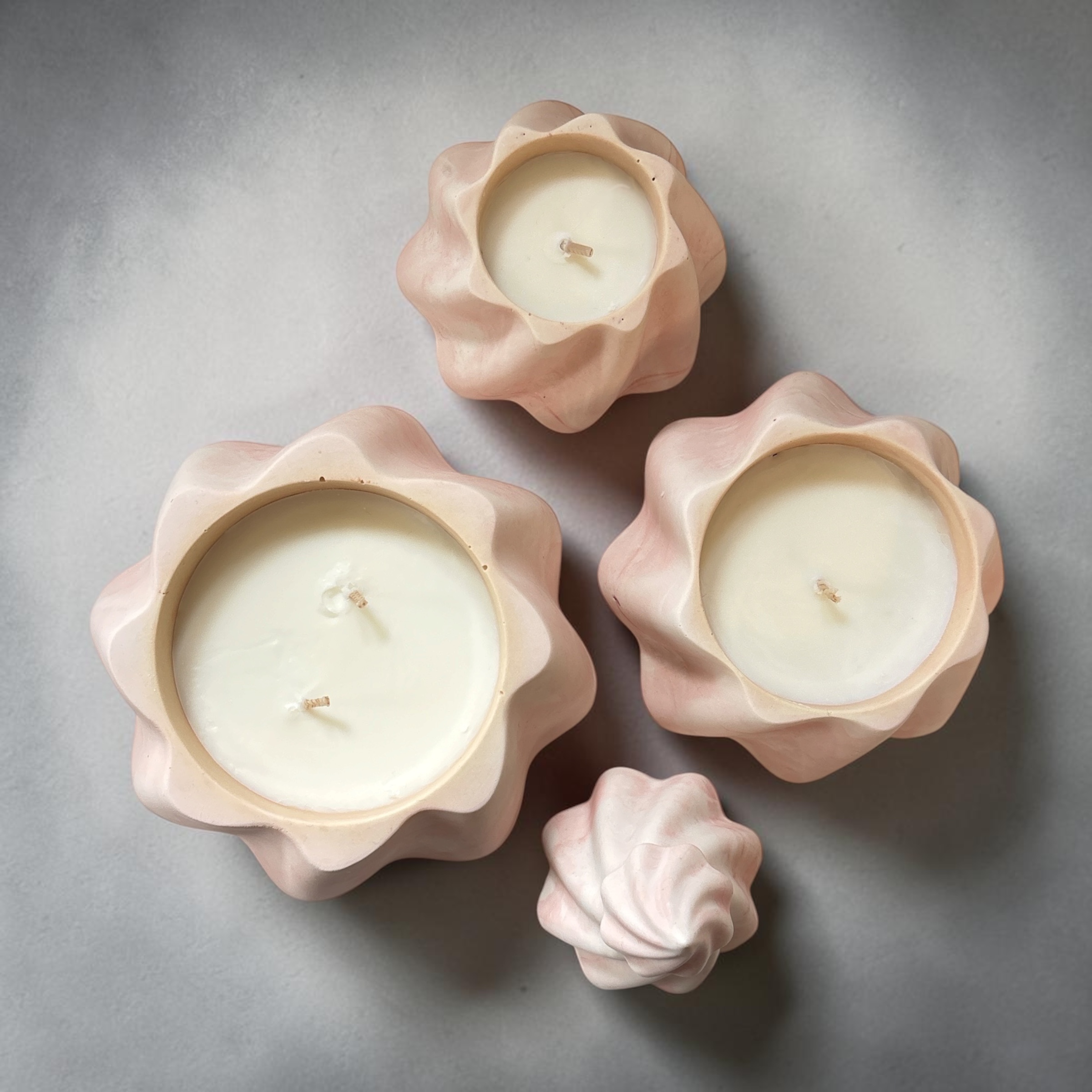 Roze gemarmerde kerstboomkaars – 4-delige set met 3 kaarsen – Strawberry