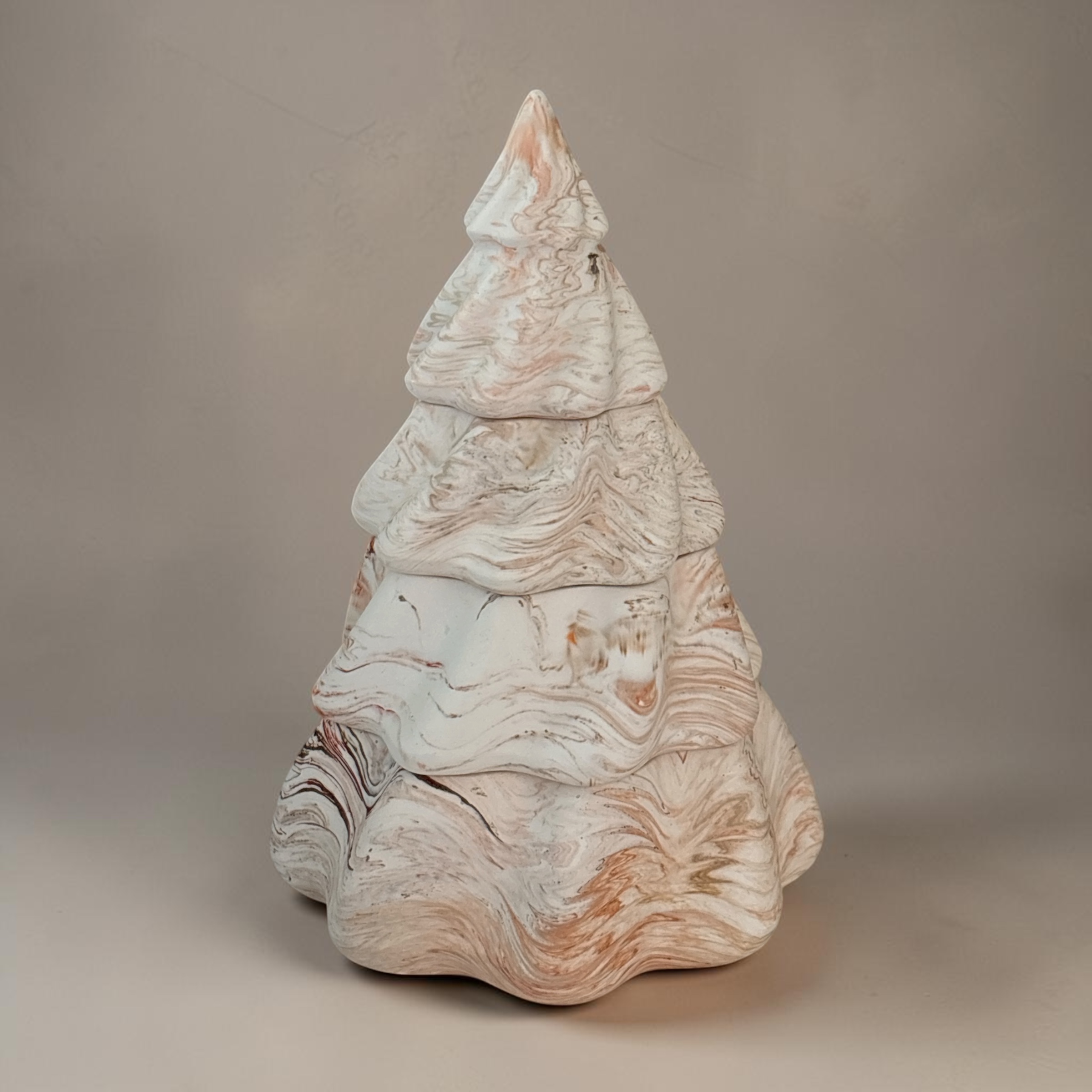 Brown-orange marbled Christmas tree candle – 4-piece set with 3 candles – Sandalwood