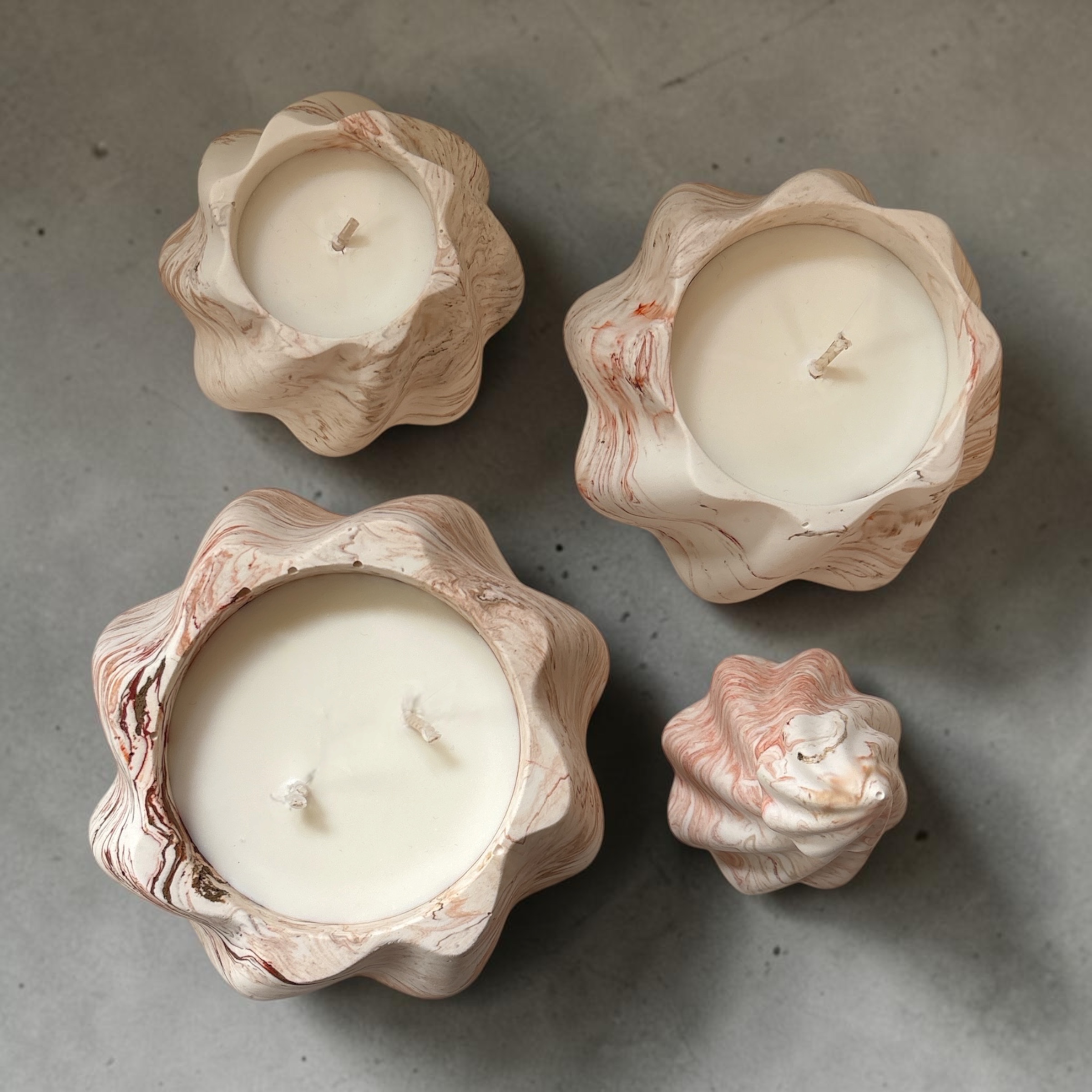 Bruin-oranje gemarmerde kerstboomkaars – 4-delige set met 3 kaarsen – Sandalwood