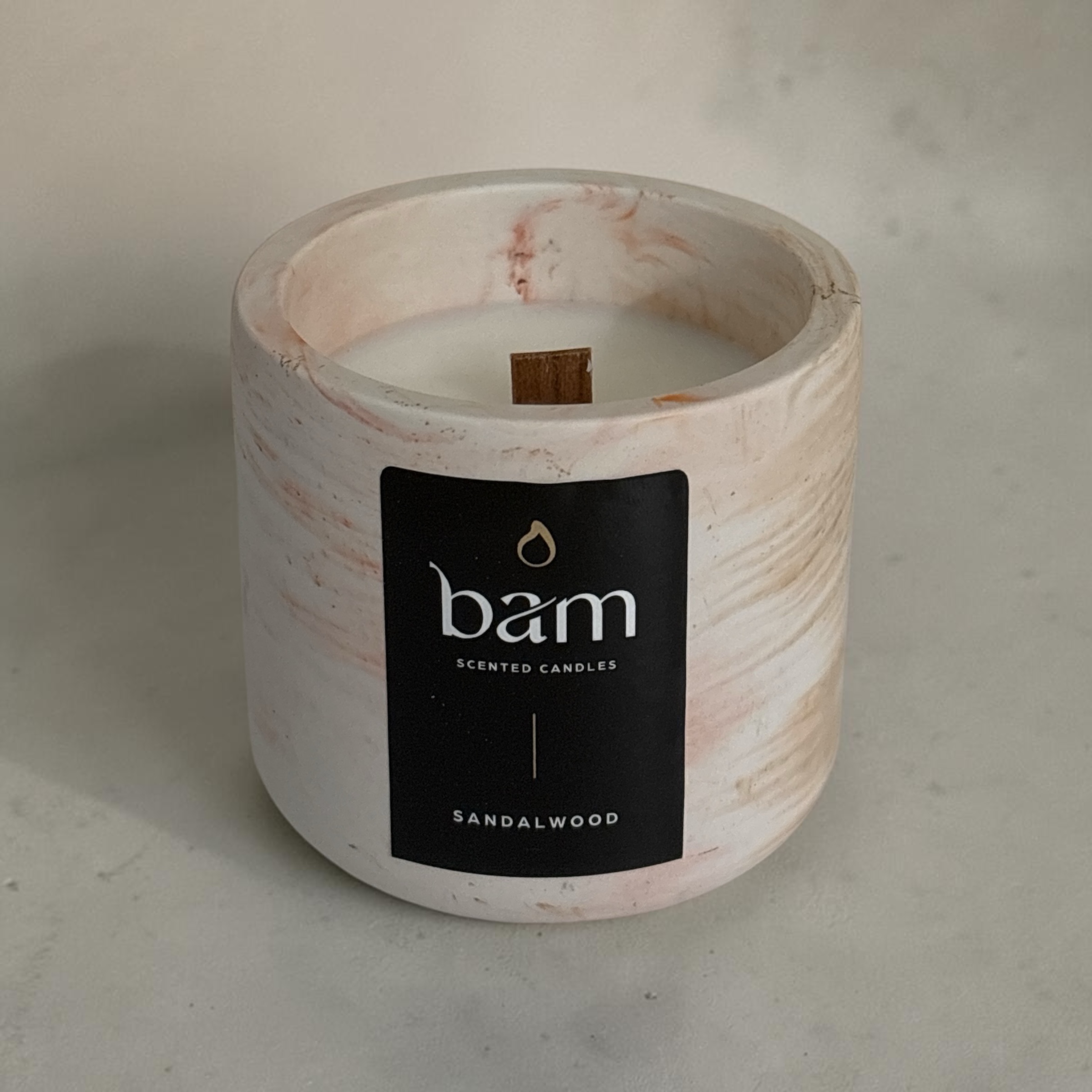 Sandalwood geurkaars van zonnebloemwas – oranje-bruin gemarmerd – Round Collection – 140 g