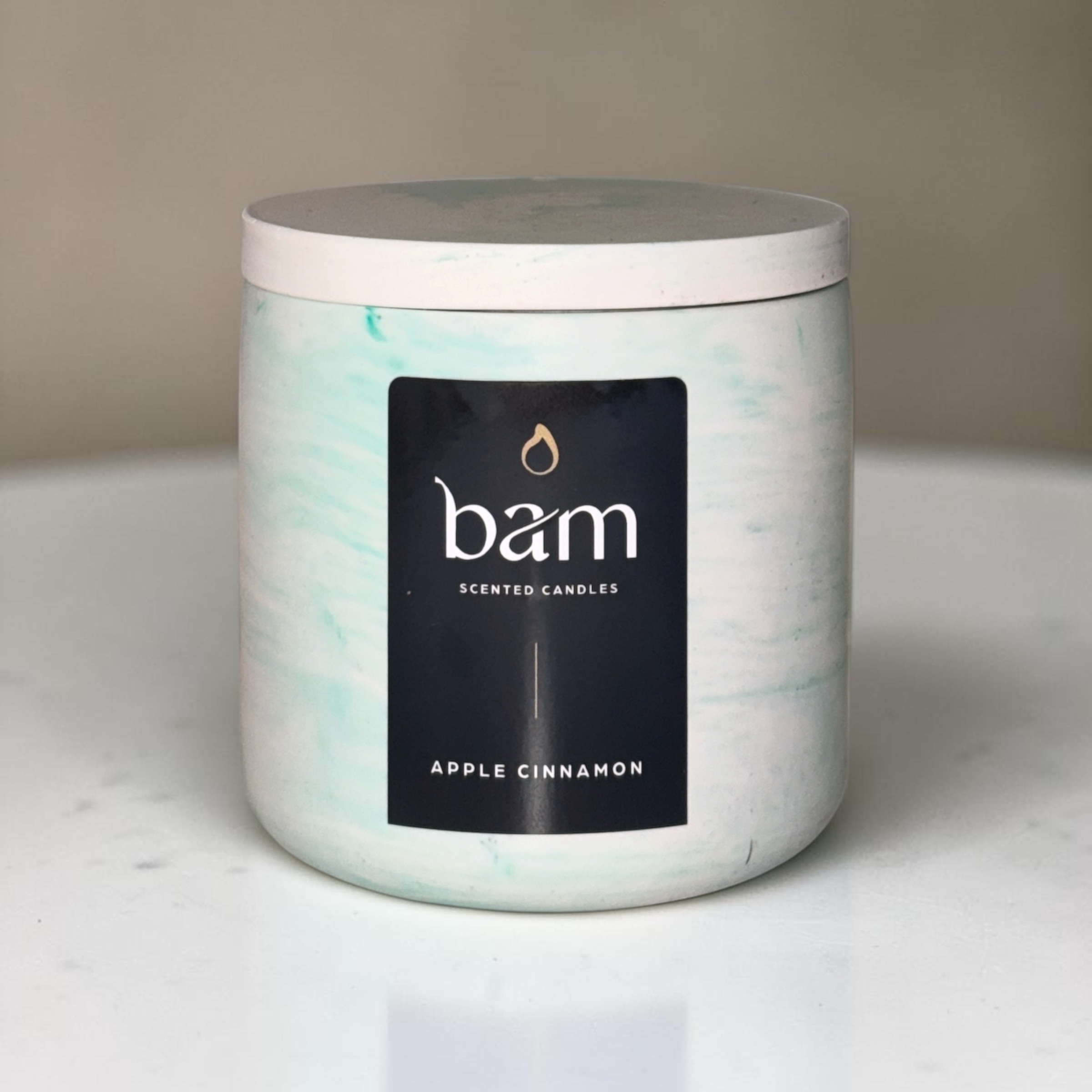 Handcrafted Apple Cinnamon scented candle in sunflower wax – Round Collection – 140 g