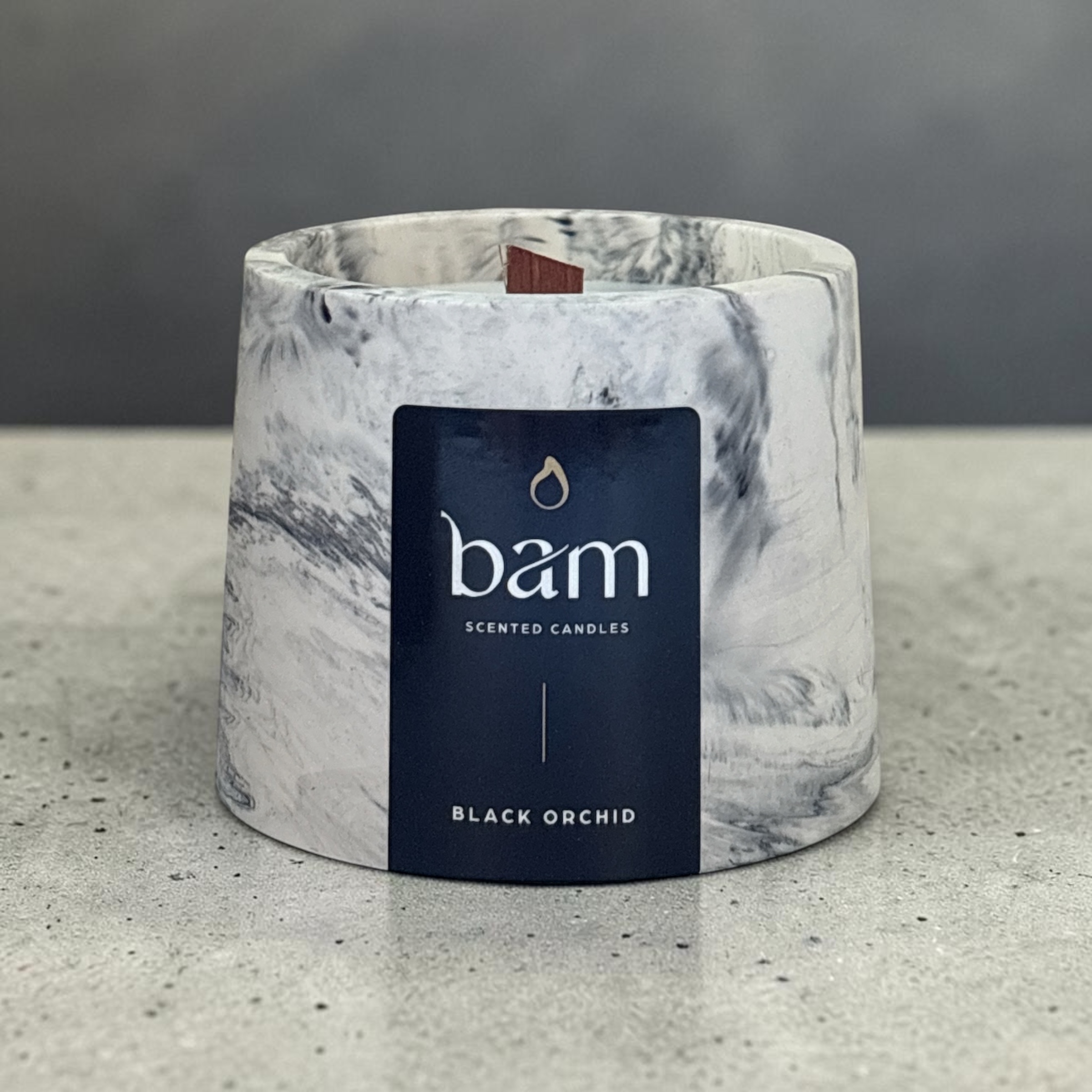 Black Orchid scented candle with wooden wick – Cone collection – black marbled handcrafted jar