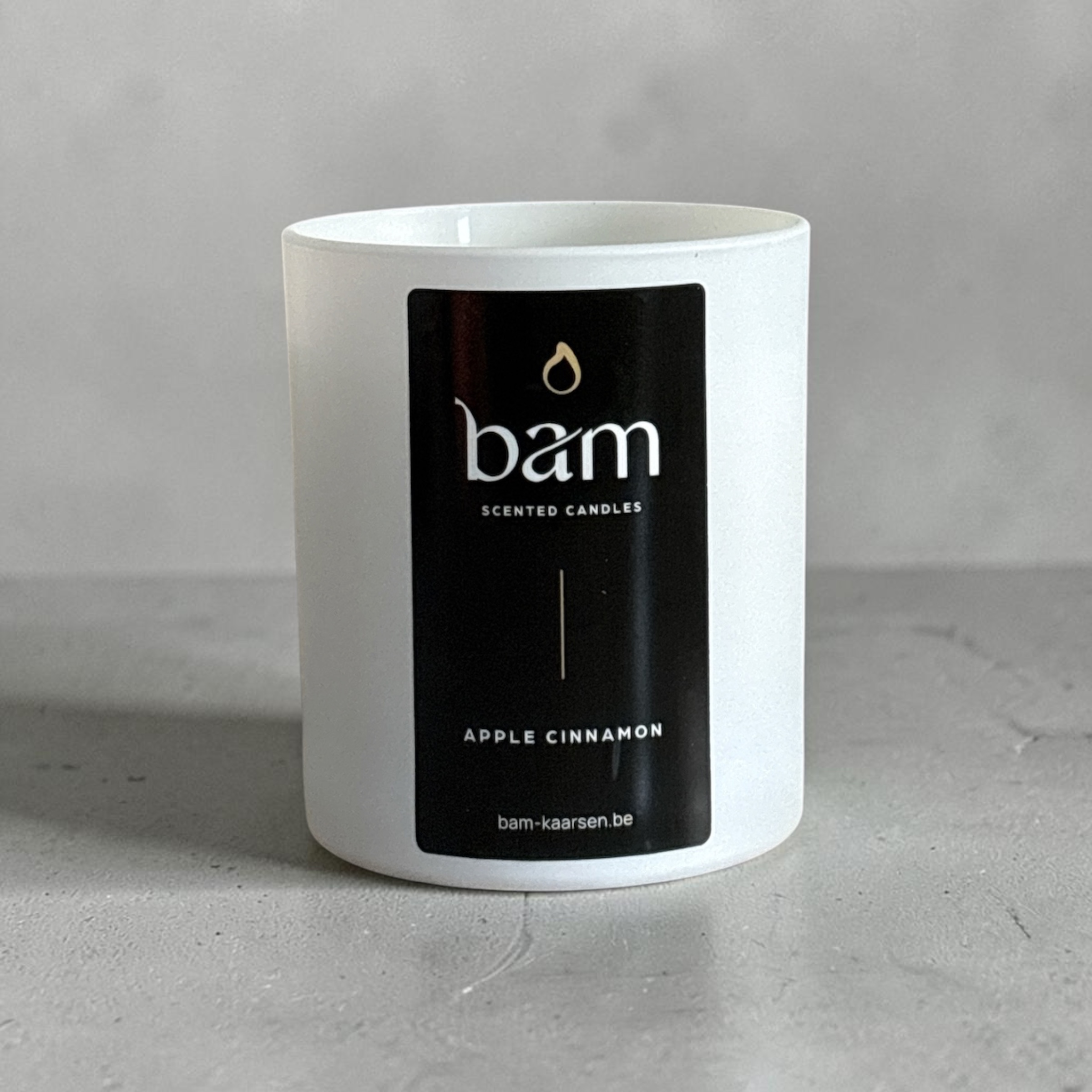 Apple Cinnamon scented candle – white candle with wooden wick – 60 burn hours