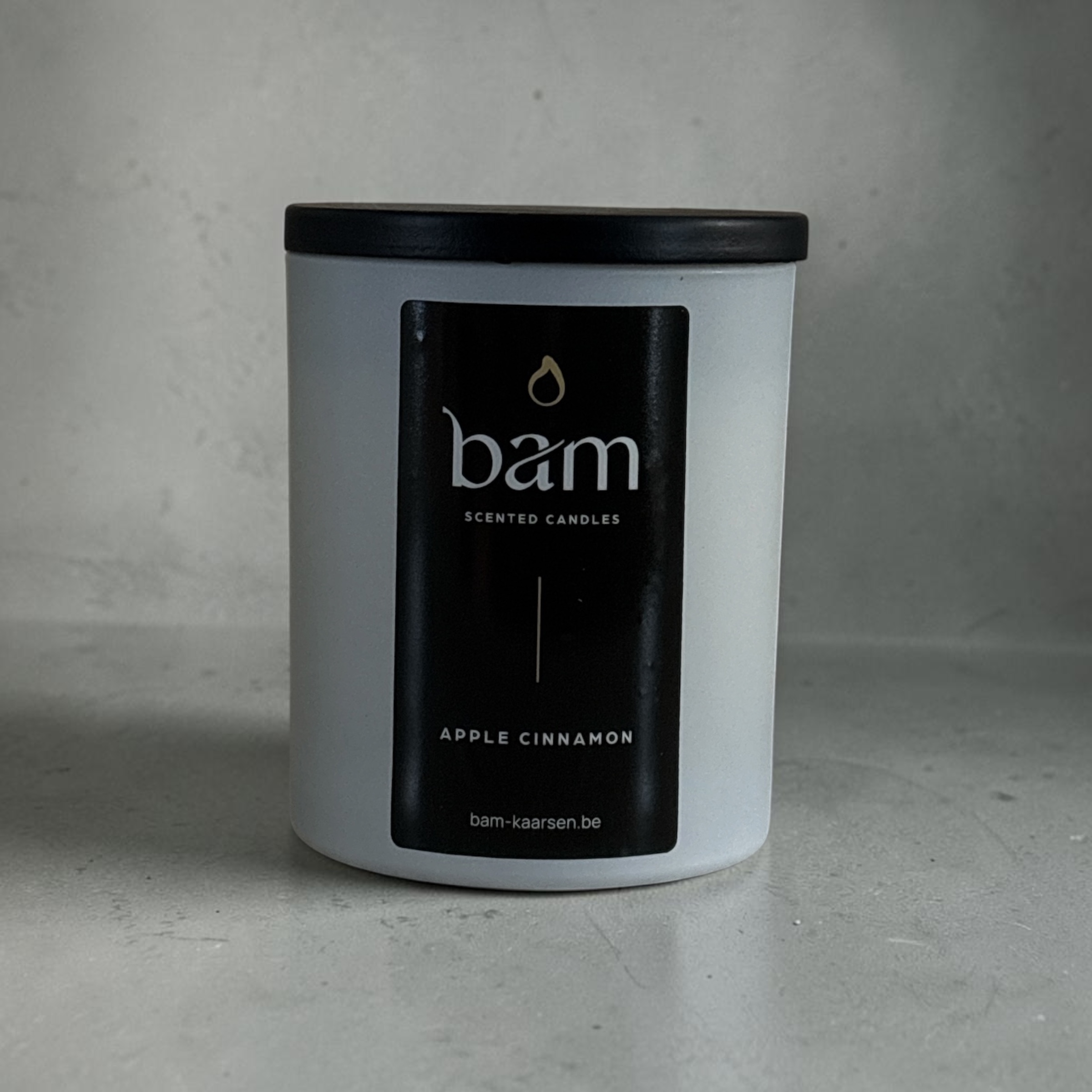 Apple Cinnamon scented candle – white candle with wooden wick – 60 burn hours