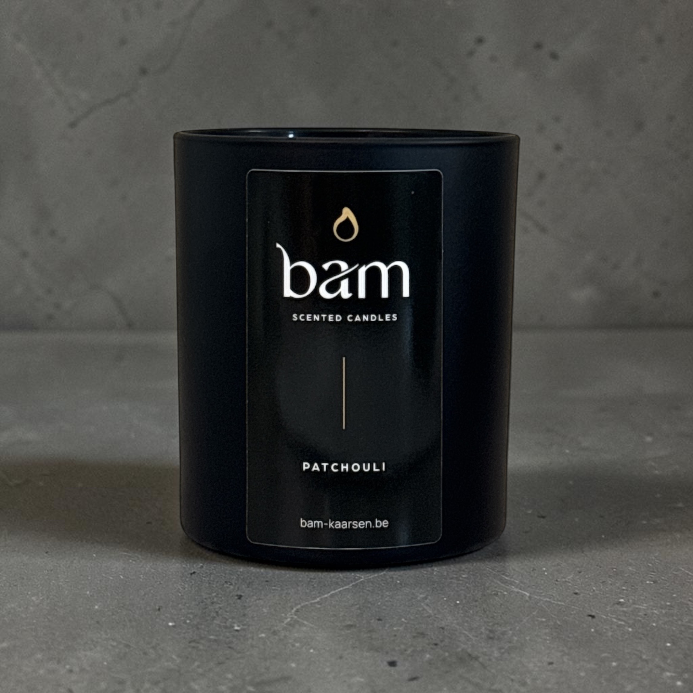 Patchouli scented candle with wooden wick – Black Collection Medium – 60 burn hours