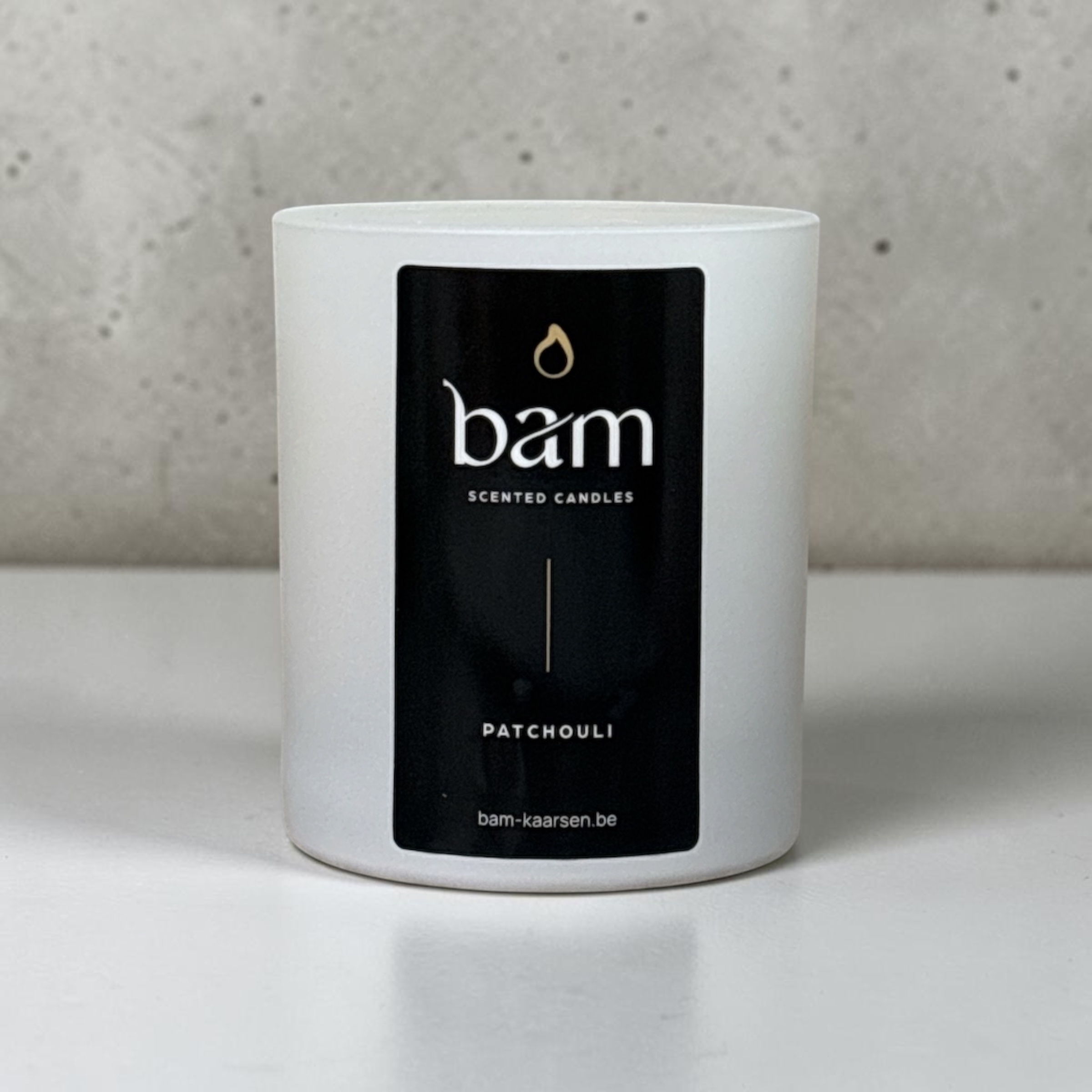 Patchouli scented candle with wooden wick – White Collection Medium – 60 burn hours