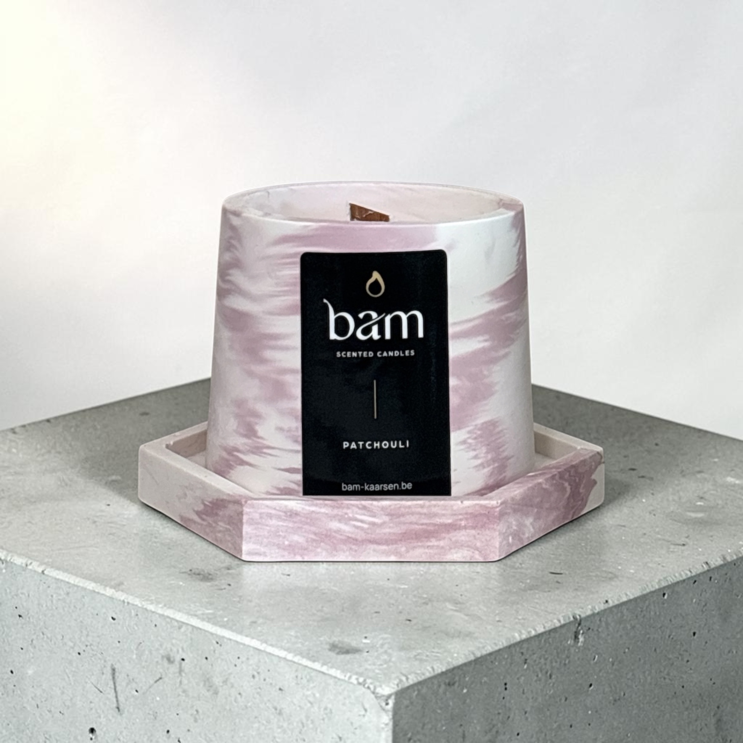 Patchouli Geurkaars met houten wiek – Cone collectie – bordeaux gemarmerd handgemaakt potje