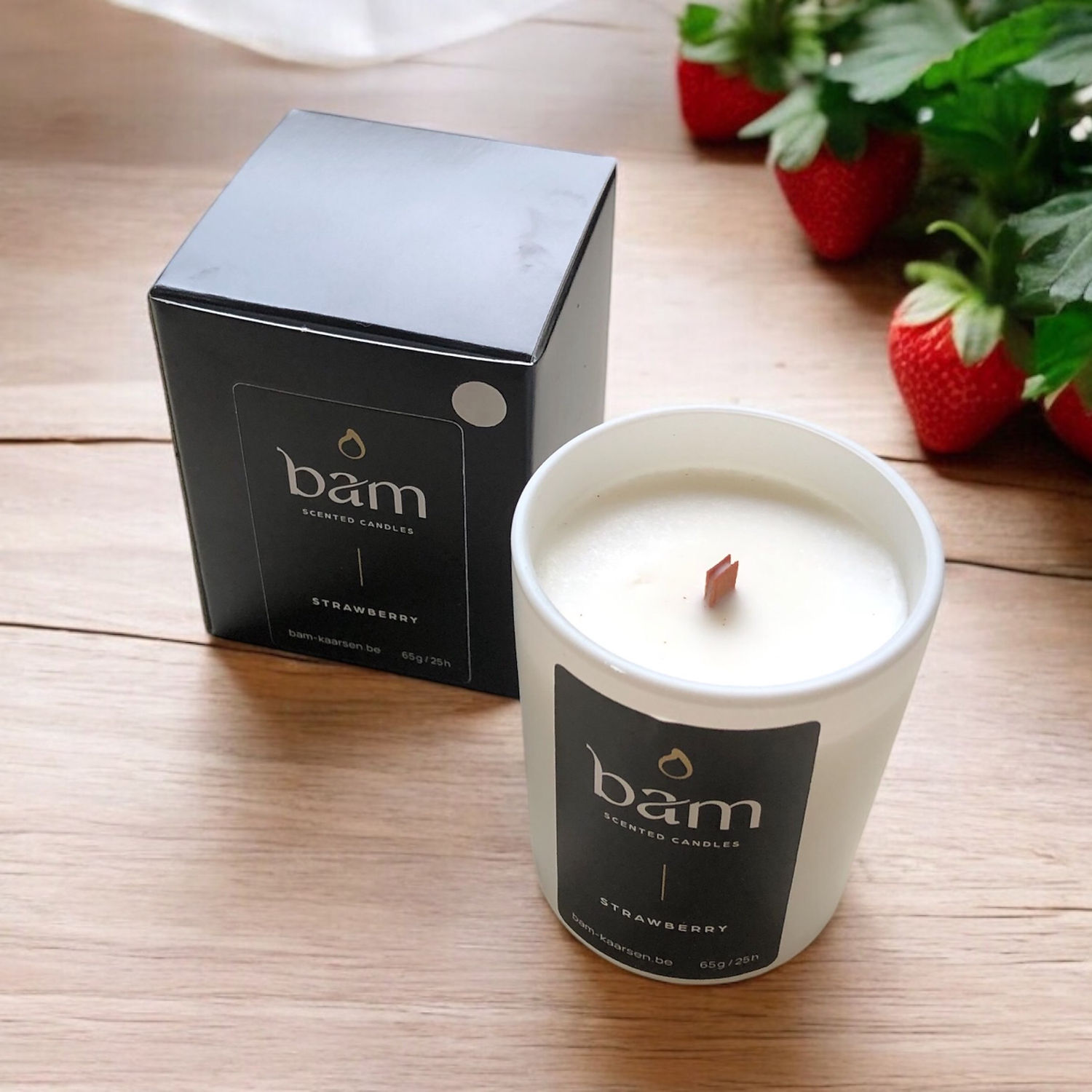 Strawberry - White Collection Small met houten wiek