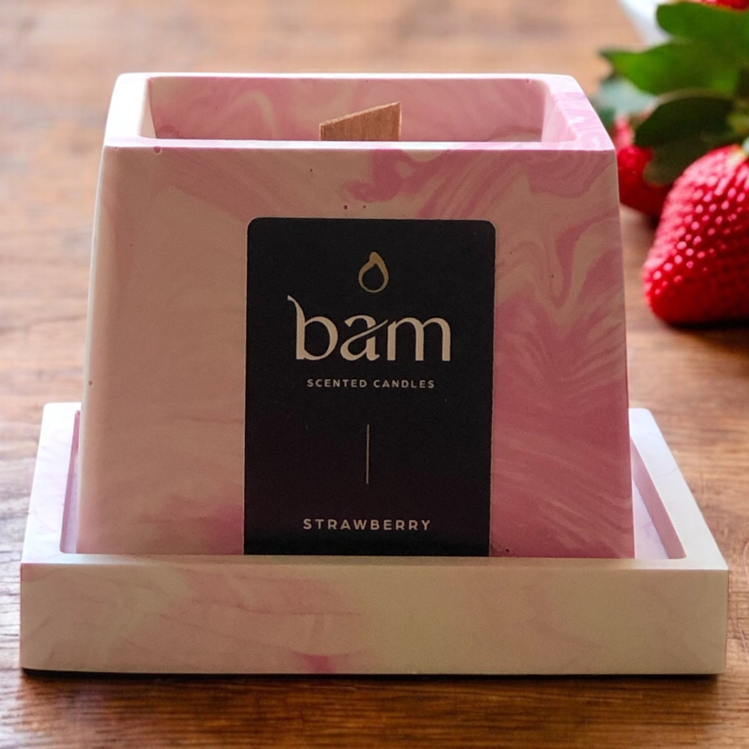 Strawberry Geurkaars in Roze Gemarmerd Vierkant Potje