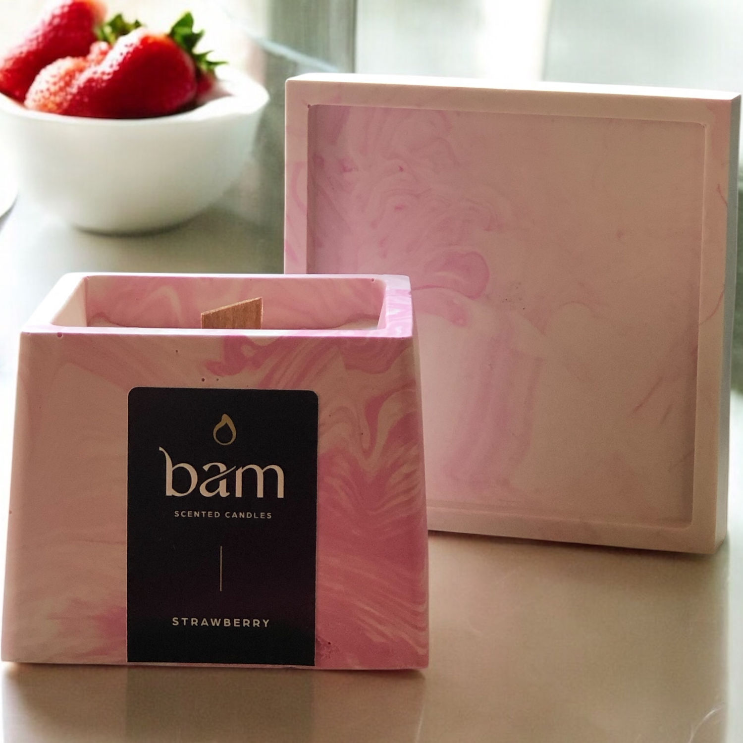 Strawberry Geurkaars in Roze Gemarmerd Vierkant Potje