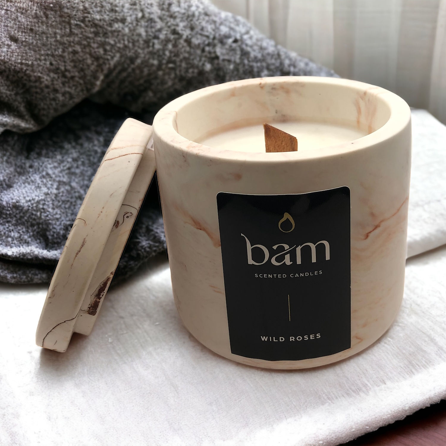 Wilde Rozen - terracotta gemarmerd rond potje met deksel met houten wiek