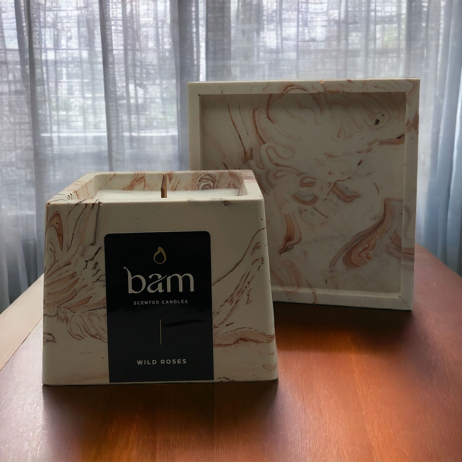 Wilde Rozen - terracotta gemarmerd vierkant potje met houten wiek