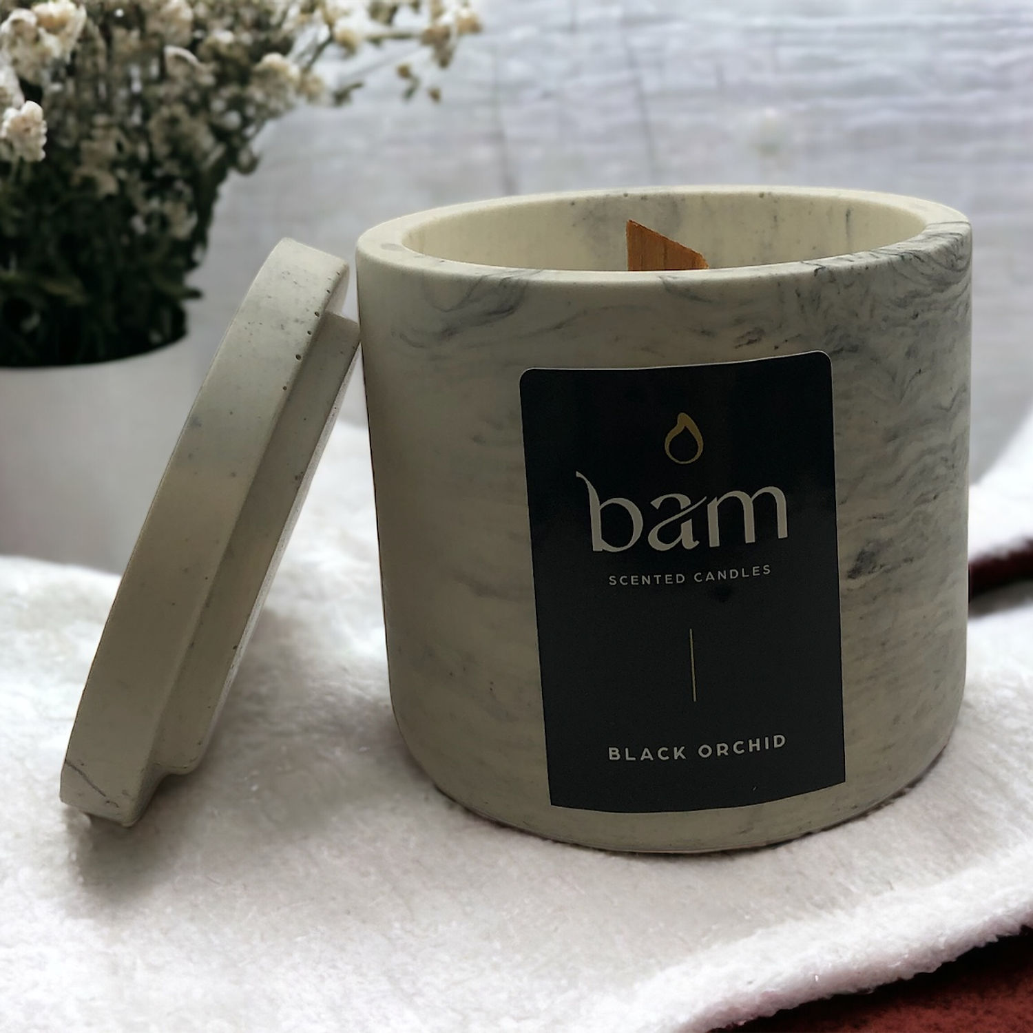 Zwarte Orchidee - zwart gemarmerd rond potje met deksel met houten wiek