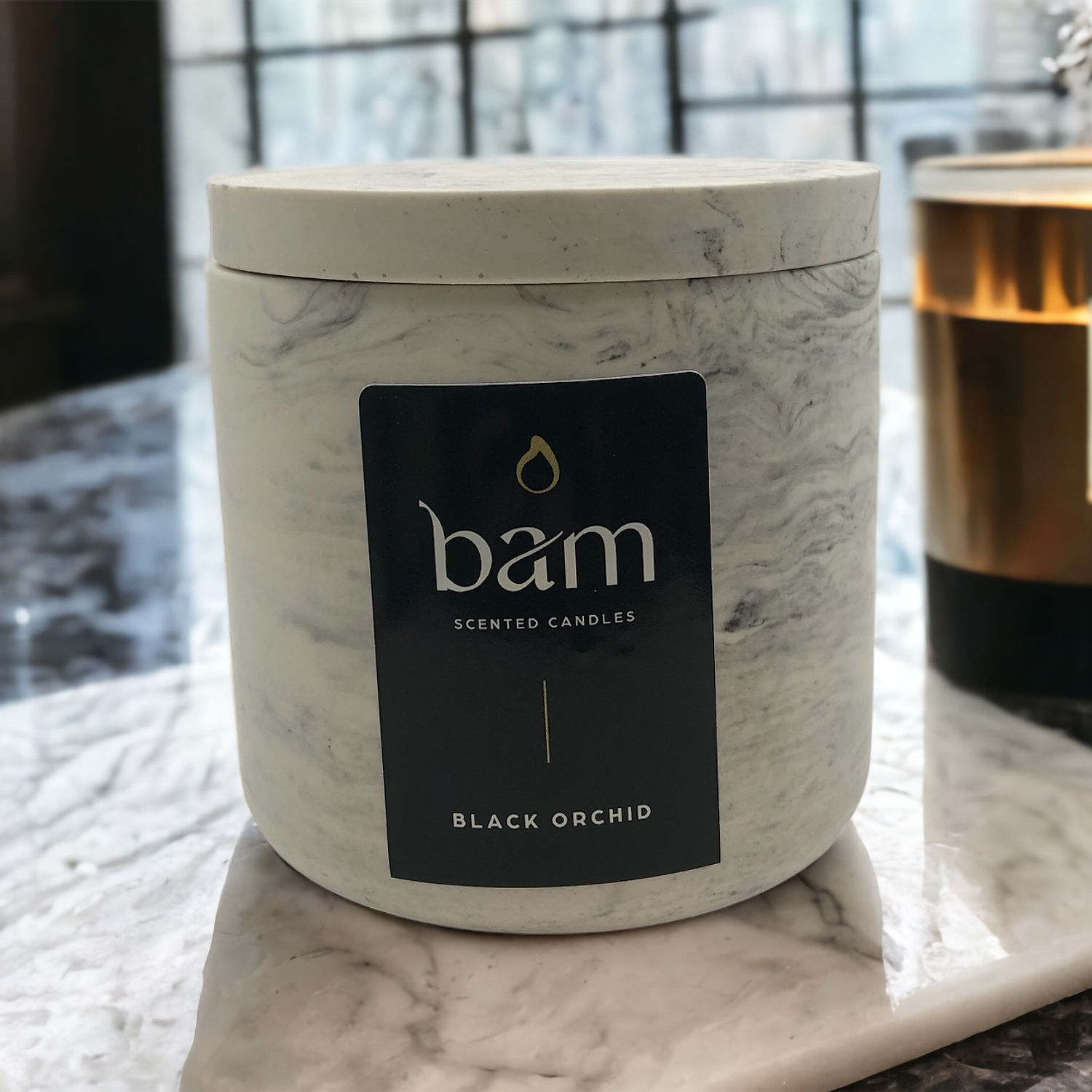 Zwarte Orchidee - zwart gemarmerd rond potje met deksel met houten wiek