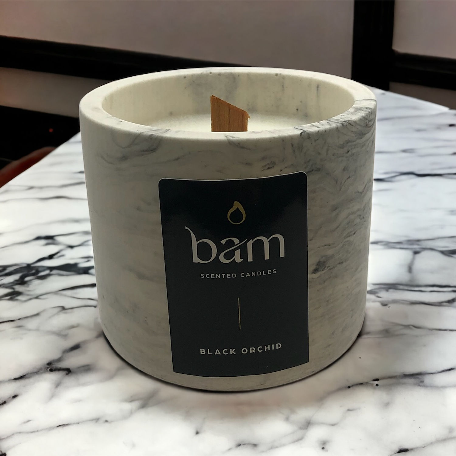 Zwarte Orchidee - zwart gemarmerd rond potje met deksel met houten wiek